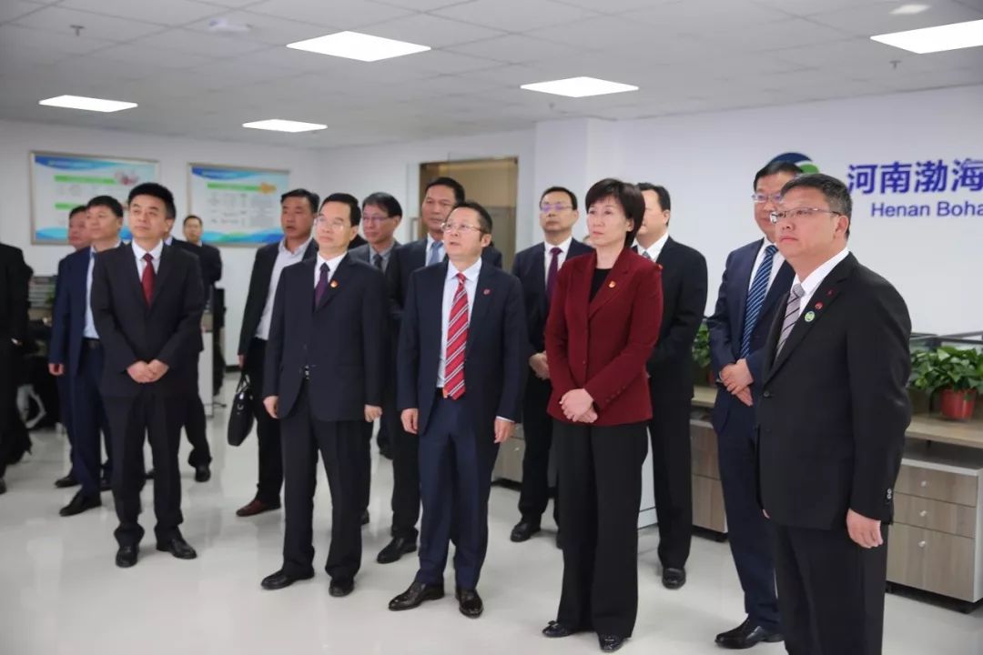 董事长阎东升(右三),河南渤海电商产业服务有限公司董事长郭大宏(右一
