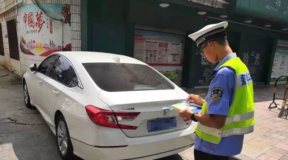 四會交警採取人工貼條視頻監控抓拍24小時立體管控多部小車違停被