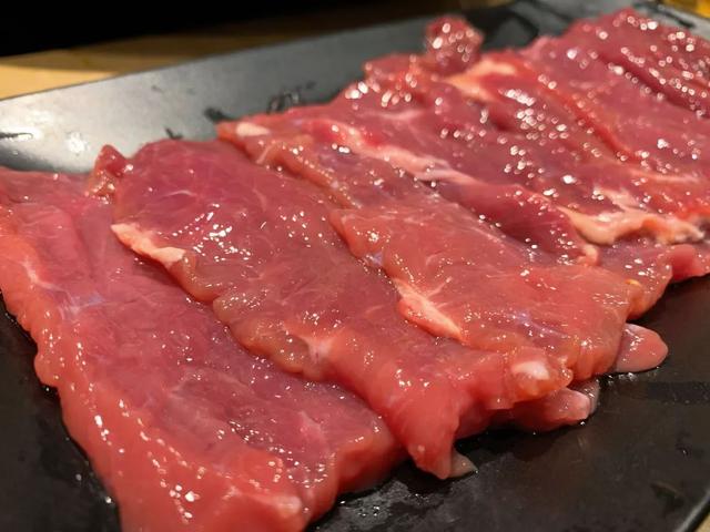 鞍山这家重庆火锅纯正牛油加老鹰茶为啥点锅底还送配菜