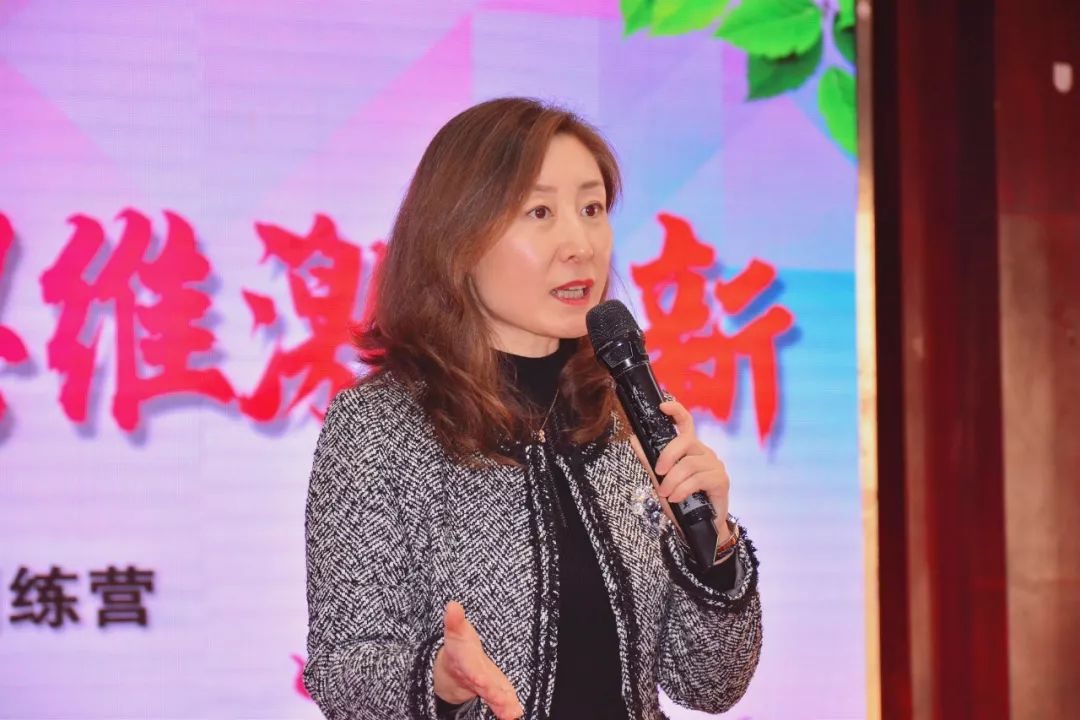 袁霞总园长从明确班主任职责入手,用"五塑(塑品德,塑形象,塑心智,塑