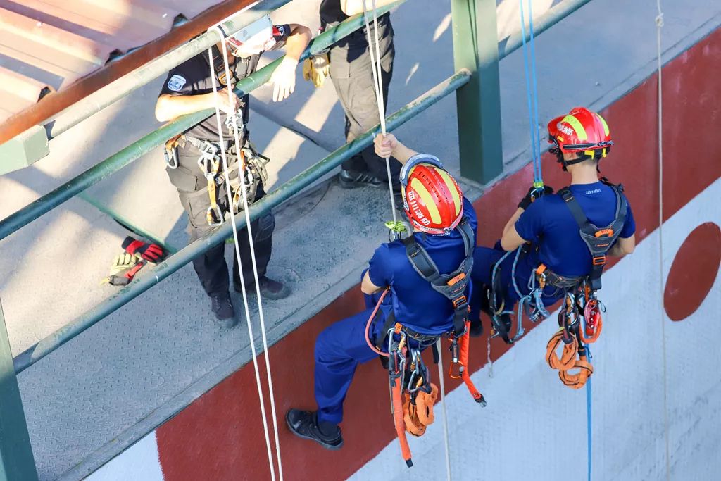 滑绳横渡孤岛救援示范教学缆车救援示范教学1验经流交场现逃生自救