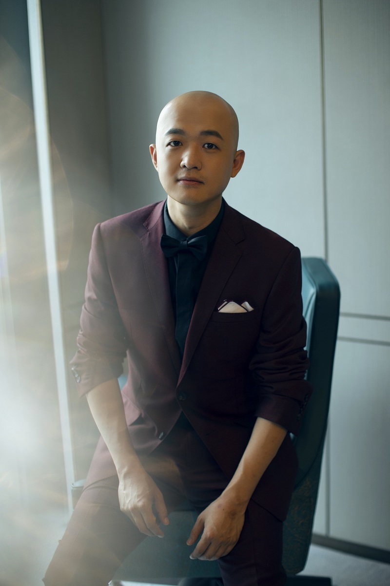 包贝尔酒红色西装亮相致爱盛典获封年度幸福偶像