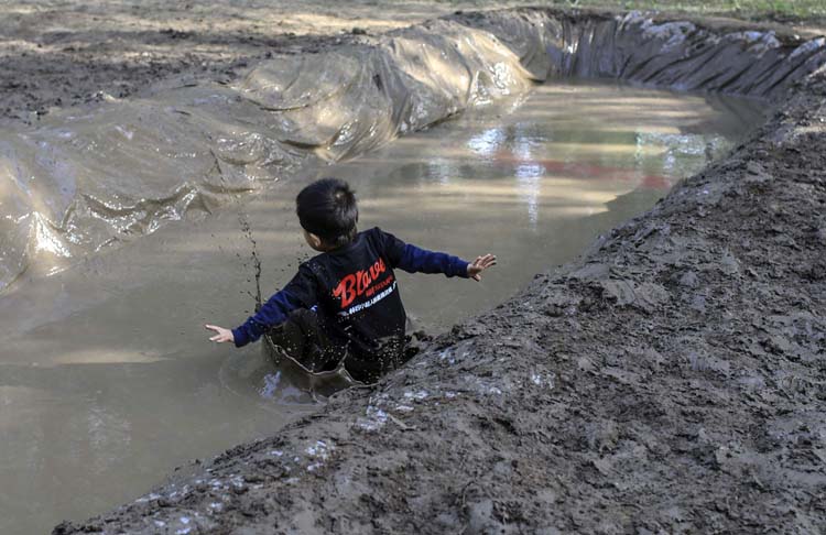2000余名萌娃泥塘越野测体能组图
