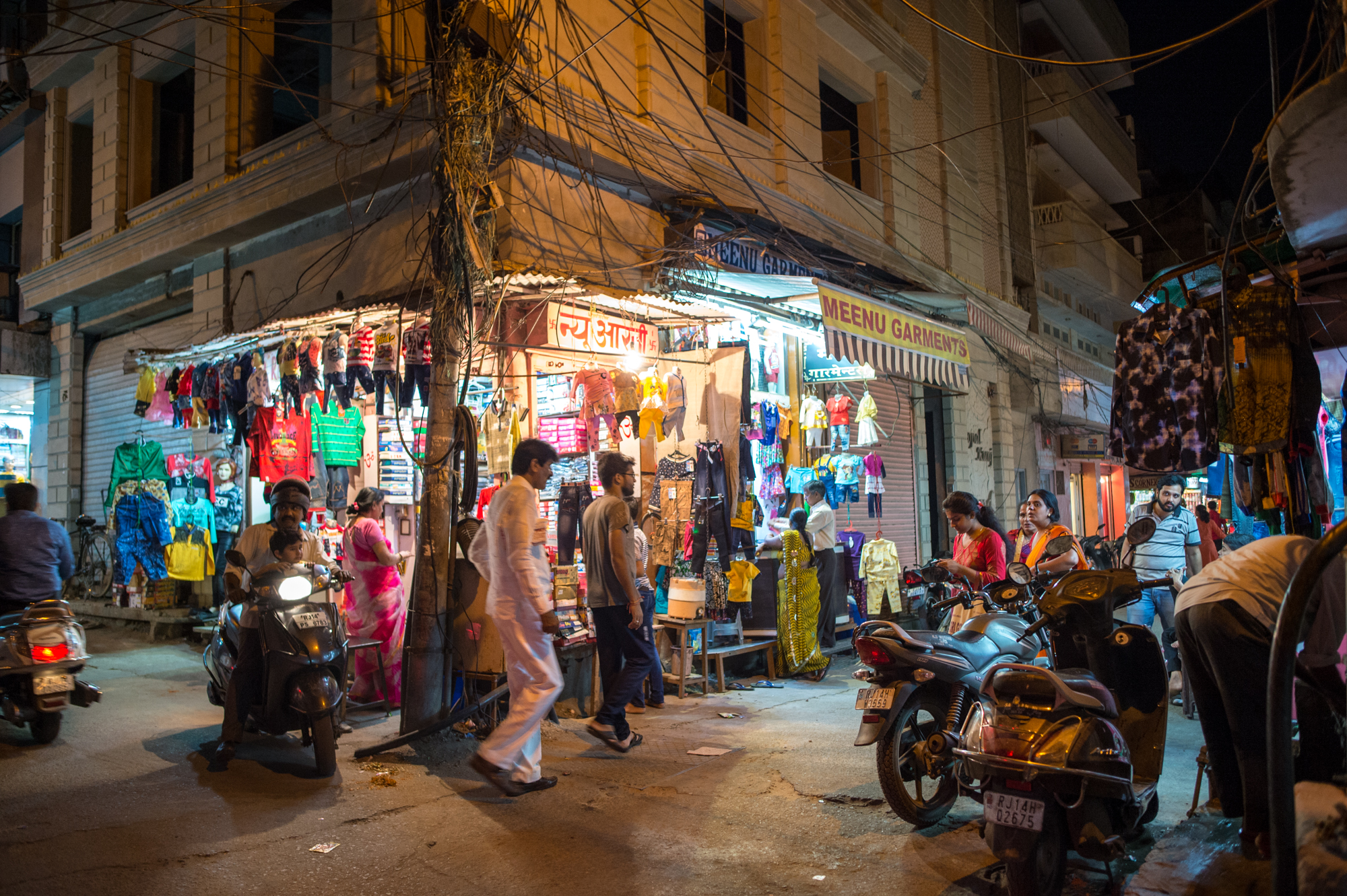 中国游客去印度旅游,实拍天黑后的印度街头,比想象中的要安全