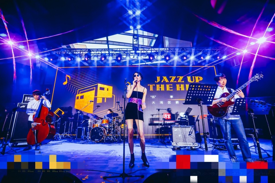 李亚鹏小16岁女友出席音乐节,短发干净利落气场十足_susie