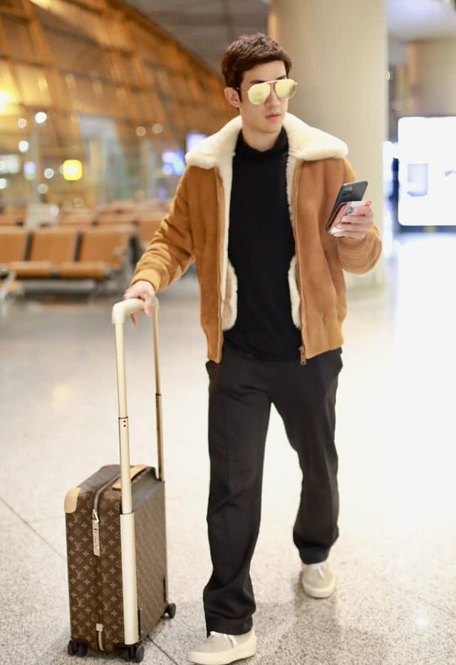 原创李治廷现身机场公布恋情笑容满面一身休闲装好男人感十足