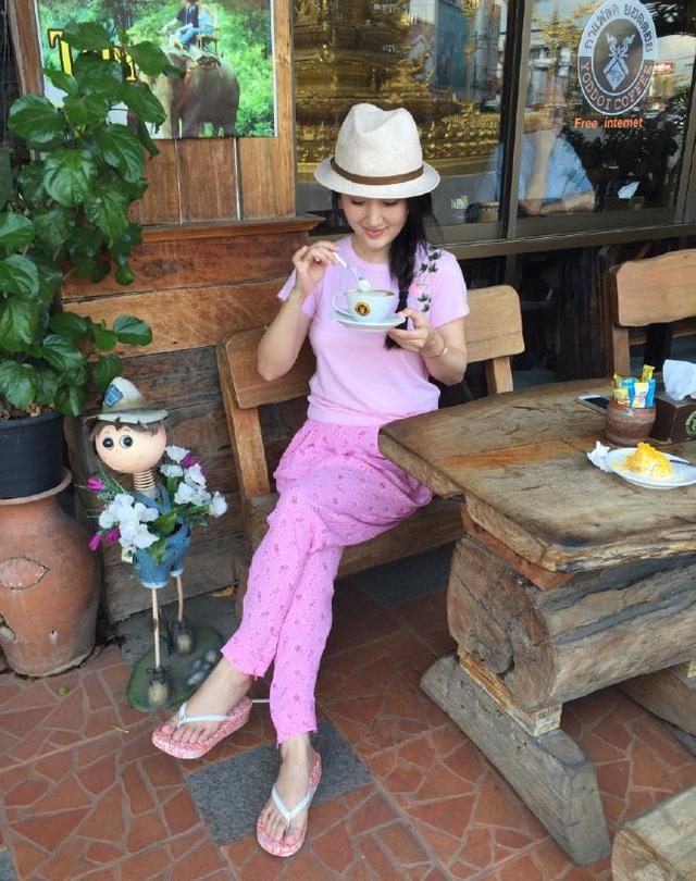 原创杨钰莹穿粉色衬衫搭花式头巾48岁青春依然靓美少女心元气满满