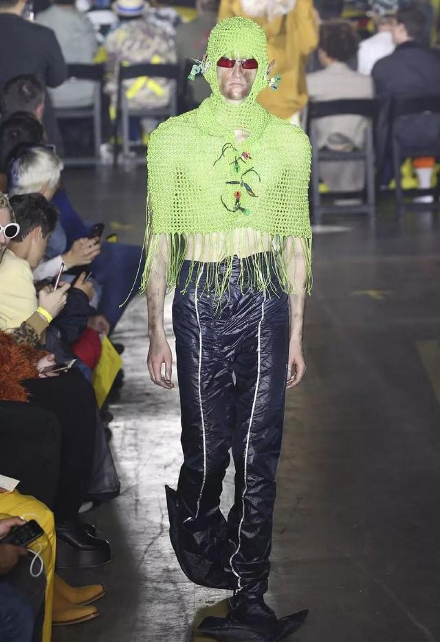 圣马丁设计师用杜邦纸,锡箔打造末日降落的科幻时装风_stone