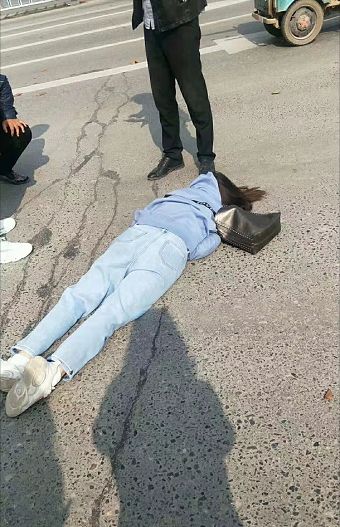 (视频)台前新区发生车祸!一女子躺在地上!小孩满脸血