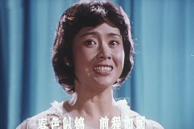 黄婉秋变得异常忙碌,她不仅又参演了《春兰秋菊》等电影,后又担任了