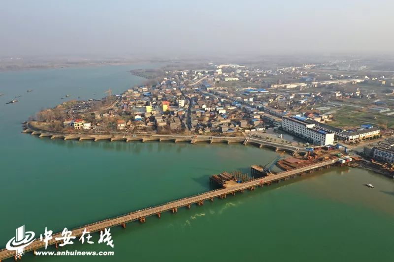 新建的瓦埠湖大桥跨越一碧万顷,老街迎来新的明天60多岁的他滔滔不绝