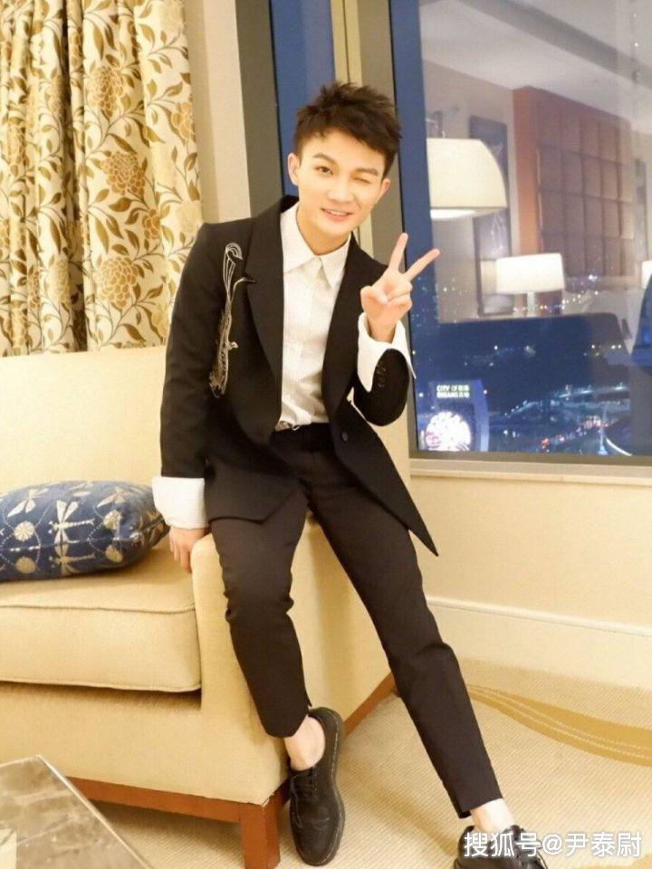 周深穿搭示范看完一定能找到搭配灵感好看又显高