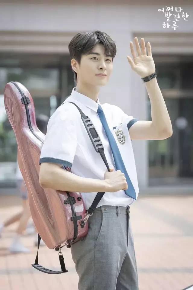 二号"李道华",a3组合第二位,擅长拉小提琴,性格温柔体贴,平易近人