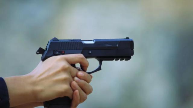 女枪王之争甜甜的女孩子打起枪来也太飒了吧