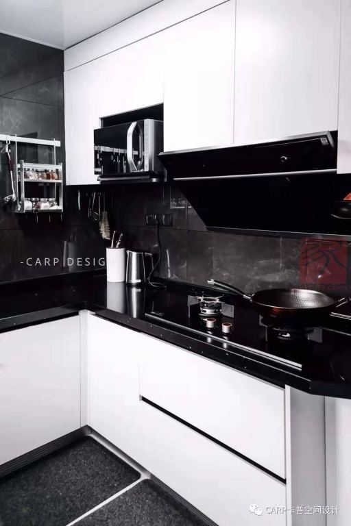 直接做成l型厨房柜体和门板都采用纯白色饰面,台面是黑色石英石台面