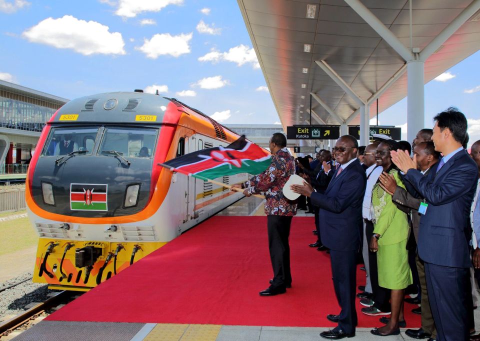 肯尼亚内马铁路一期工程移交通车 肯雅塔赞中国是真朋友
