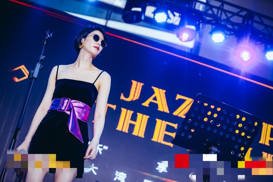 李亚鹏小16岁女友出席音乐节,短发干净利落气场十足_susie