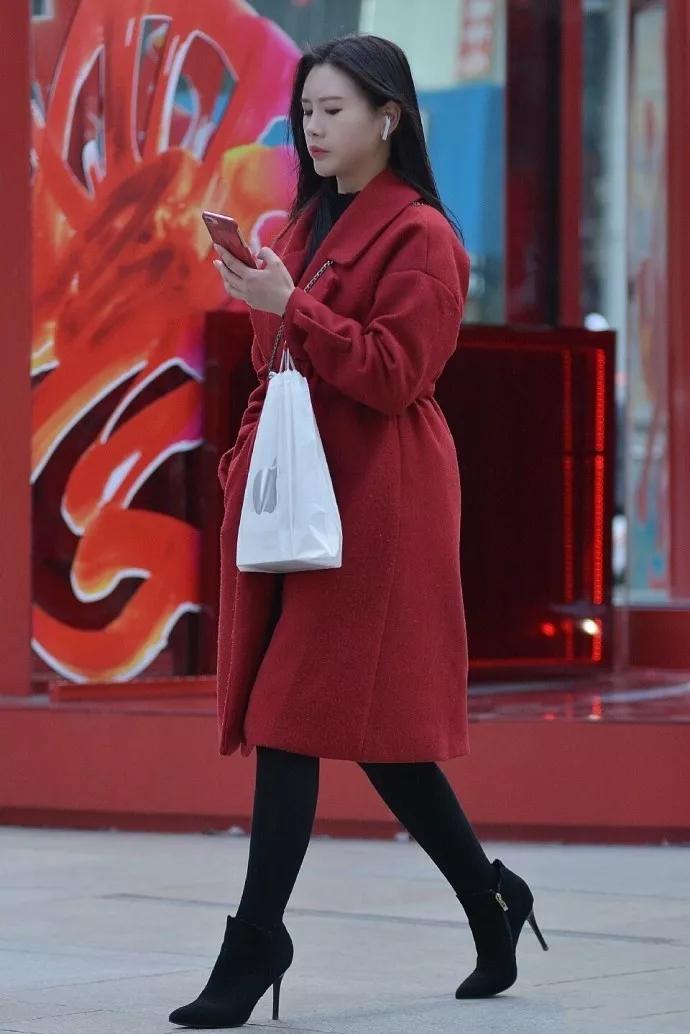 穿红大衣的性感长发美女气质温柔淑女范十足