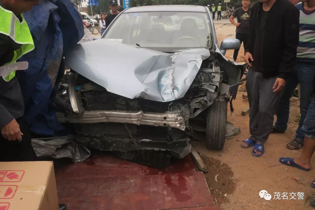 【警示 】电白325国道三轮车与小车相撞,车毁人亡!