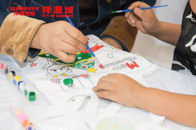 帆布袋上开始了自己的创作△图片来源于实景拍摄拿起画笔随意涂鸦或
