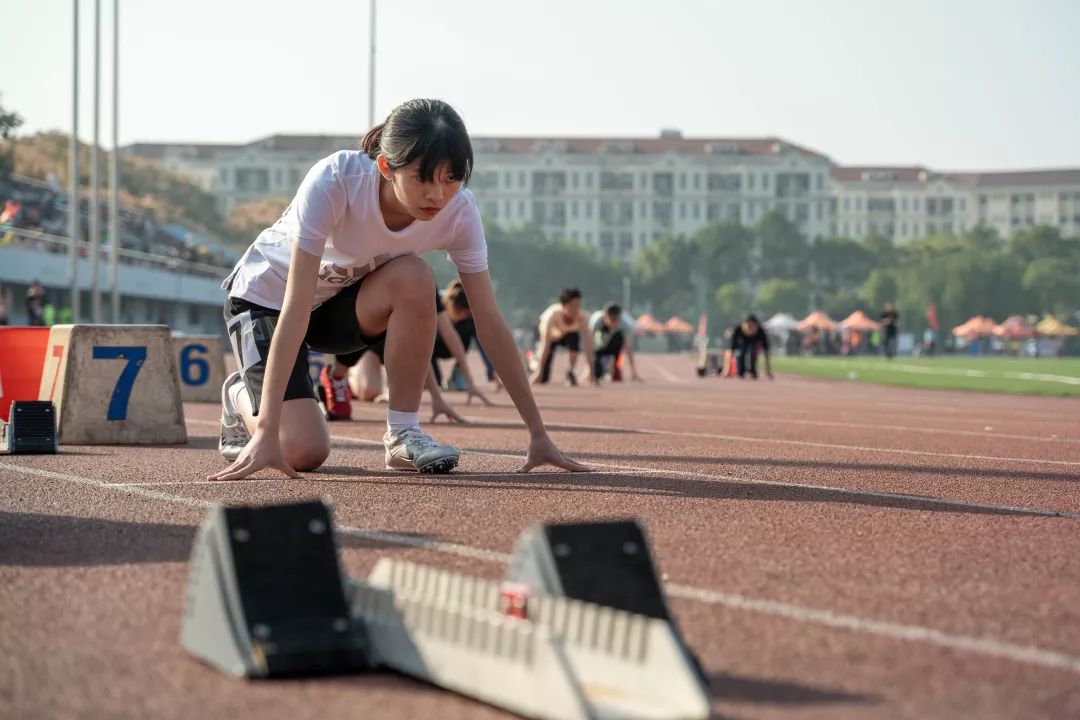 男子400米起跑時79 等待一聲槍響79 縱身起跳79 女子4x100接力