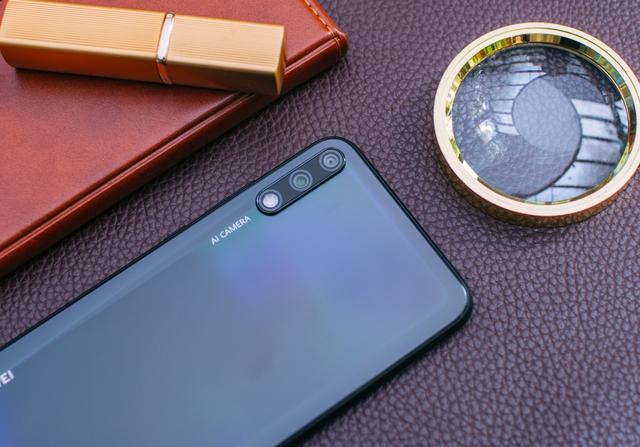 6.39英寸极点全面屏,华为畅享10解锁大视野