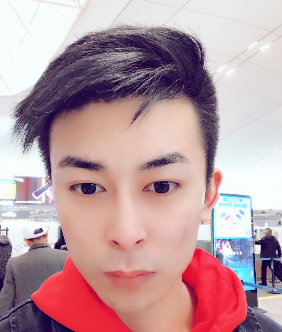 也有一些以娱乐为主的游戏主播,例如虎牙的张大仙,浣熊君,还有一些是