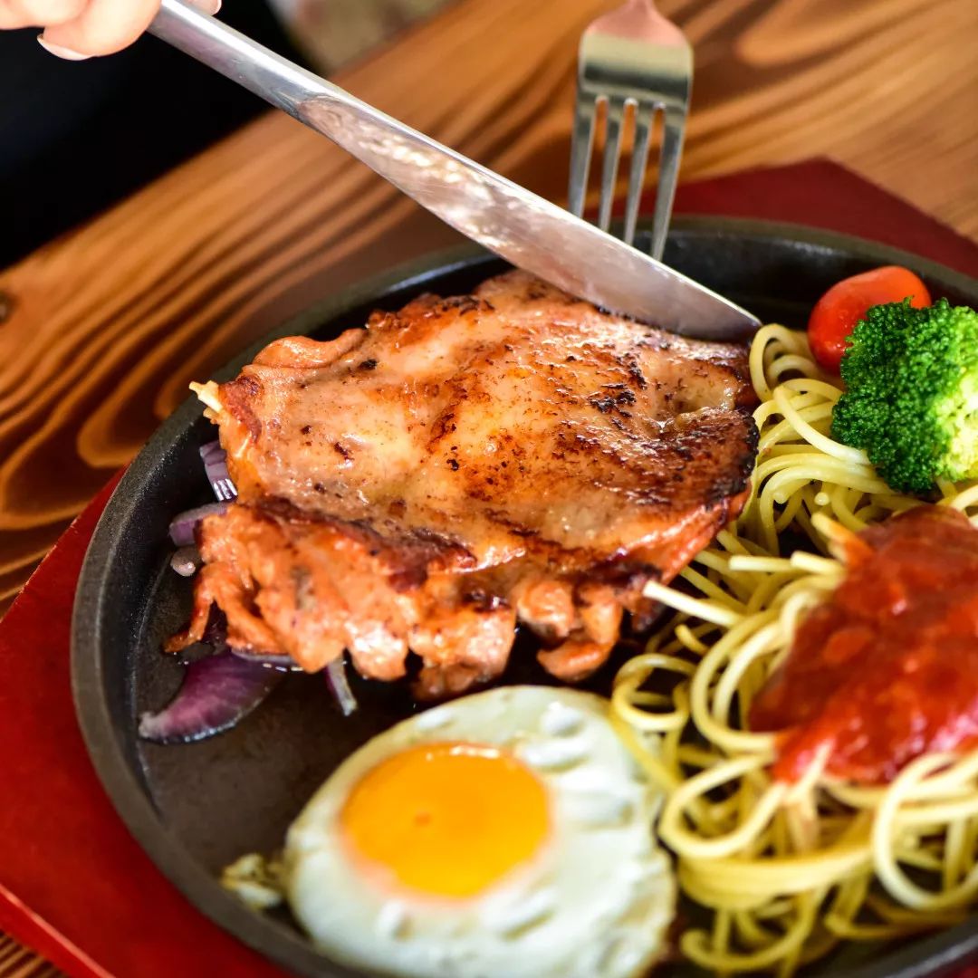 澄海第一家火爆抖音的网红深夜牛排来了凌晨2点还在排队