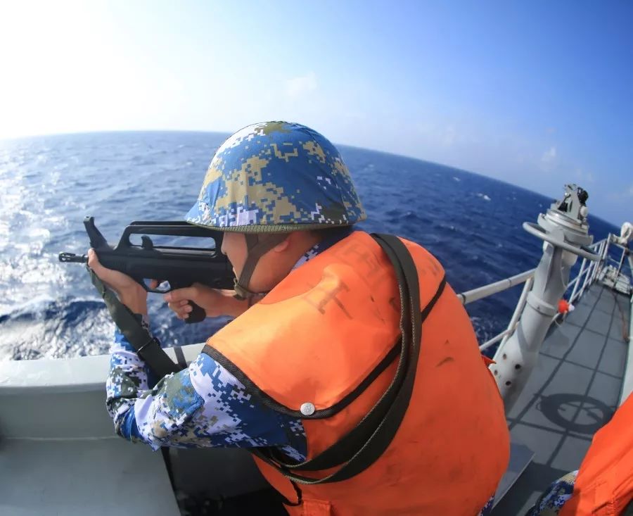 磨砺锋芒练兵酣:海军某勤务船大队组织舰艇海上砺刃_训练