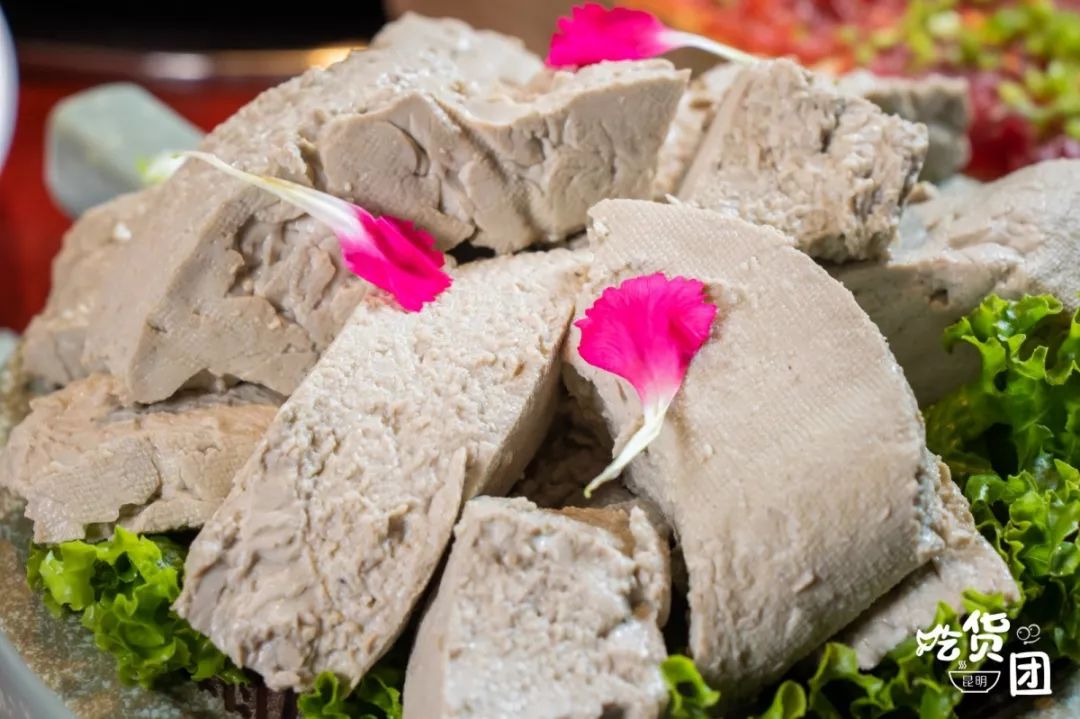 当本身就有独特口感的黑豆花和红油火锅结合,产生了意想不到的口感,香