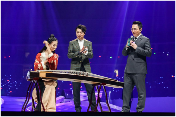 因为在法国街头弹奏古筝,传播中国民乐的抖音创作者碰碰彭碰彭也从