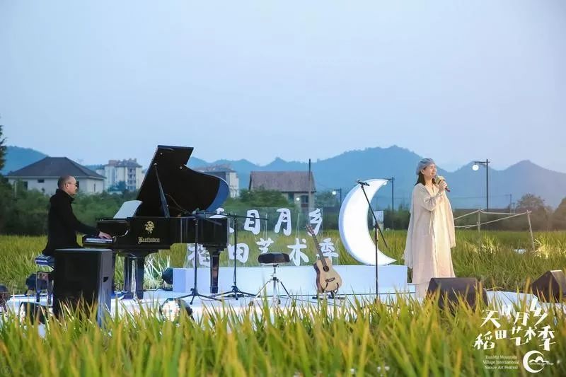 视觉盛宴之后紧接而来的是听觉享受,在稻田这座得天独厚的舞台之上