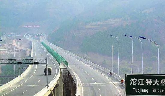 北通成德绵城市群的大通道,南达天府新区,西接成都中心城区,构建东联