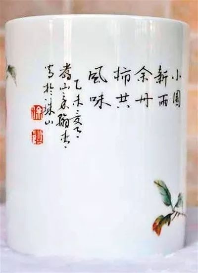 国画家,他十多岁到景德镇,拜到陶瓷花鸟名家陈德明门下学艺,特别注重