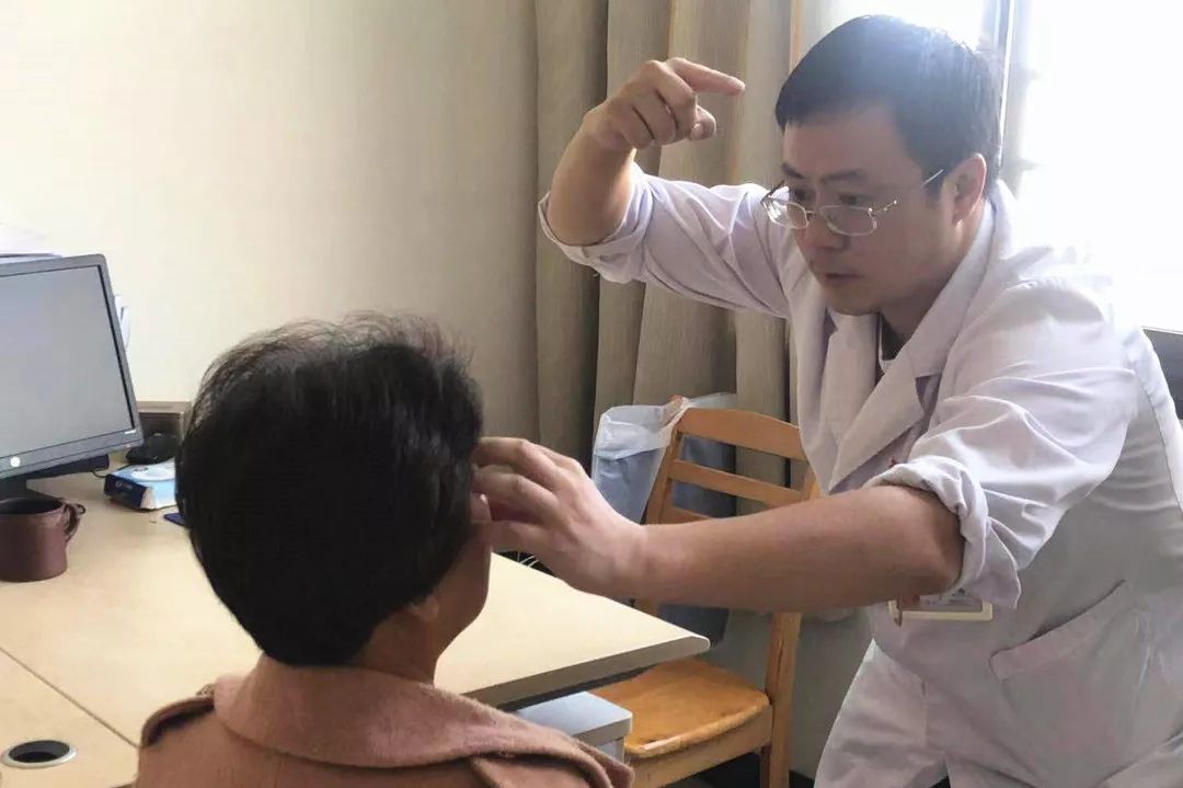 术后,凌阿姨 眼球内陷消失,双眼对称,眼球运动基本到位,复视基本消失.