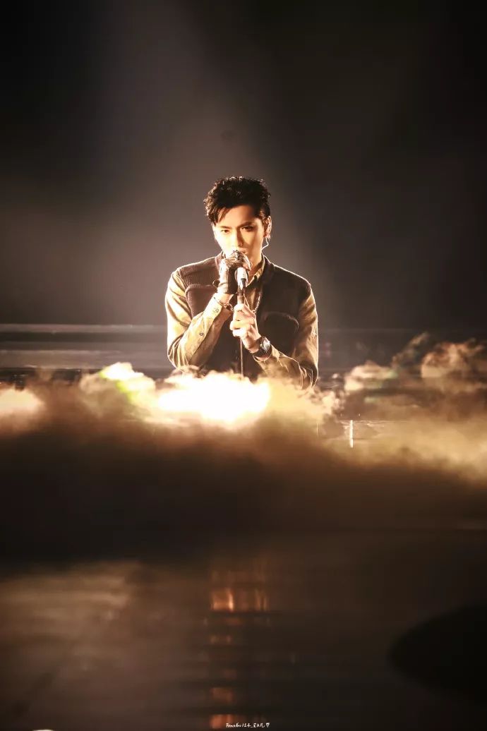 久未出现在公众视野里的音乐人吴亦凡带着自己的两首音乐作品《破晓》