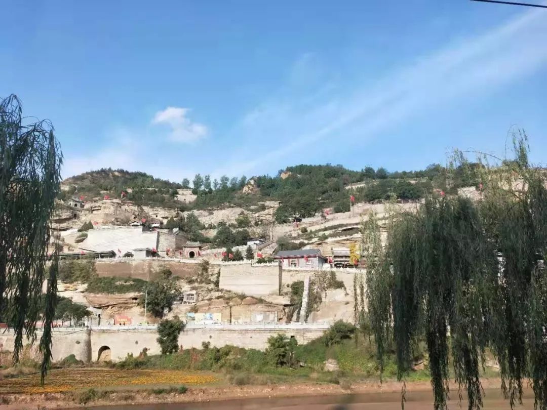 若滚滚澎湃黄河水掀起万丈狂澜,似惊涛拍岸长江浪激起九连环——势不