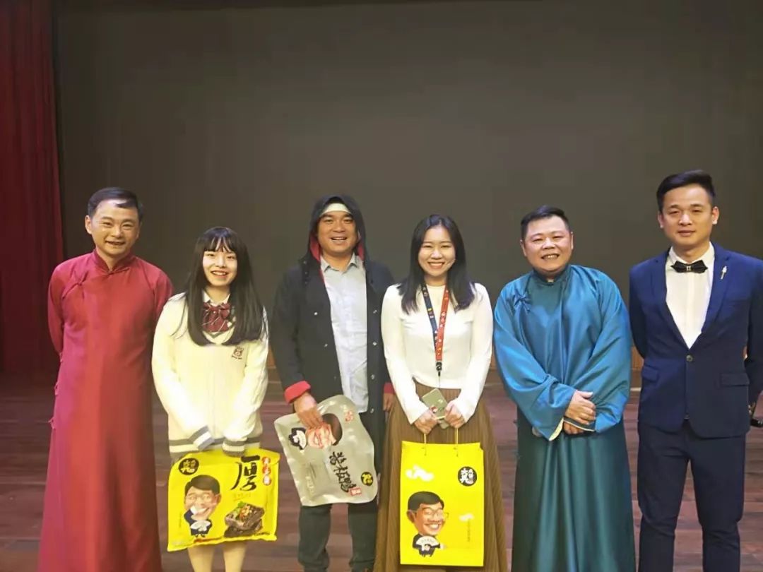 笑工场演员在舞台上放声大哭竟然只为要钱