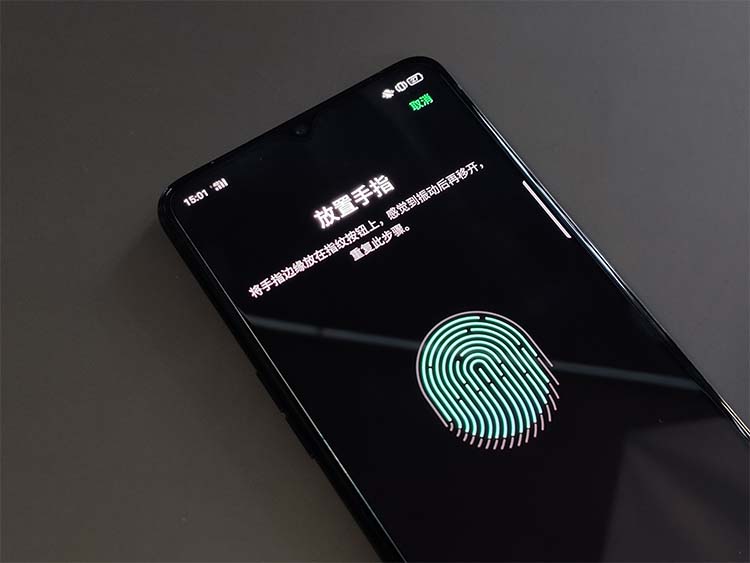 现在市面上的手机搭载的屏下指纹大多数都是光感屏下指纹,极少手机