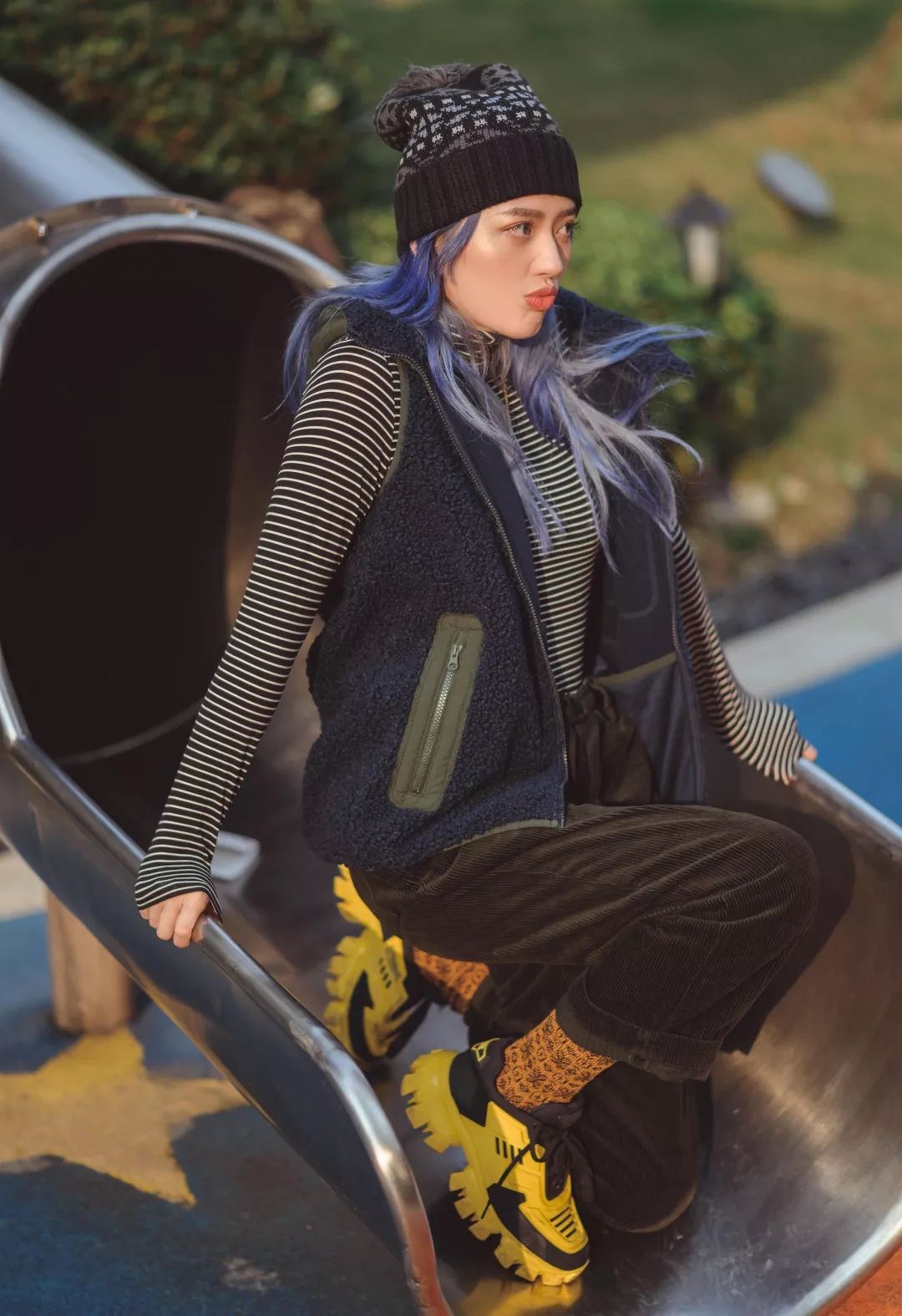 李怡霖-李10而高领内衣搭配摇粒绒马甲也非常适合玩酷街头的你,若你