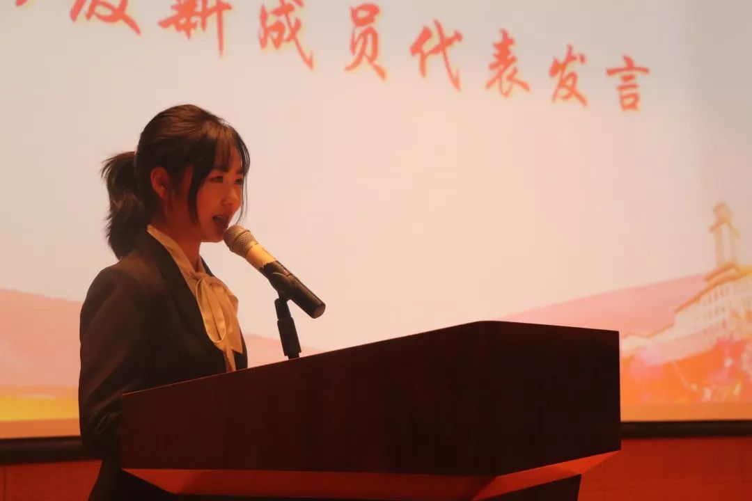 的精彩展示及表演后,由王美权同学带领大家进行南开校史现场互动问答