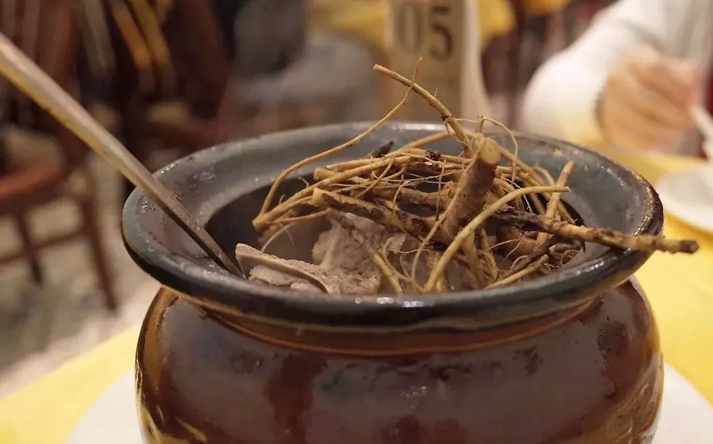 路香莲里1号 ▍人均价格:★★★★☆ ▍推荐:莲花煎蟹,姜母鸭,草根汤