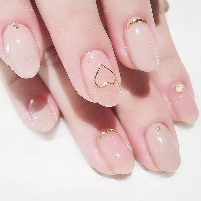 美甲图片大全:36款精选椭圆甲超显手长,秋冬最佳美甲款式!_甲型