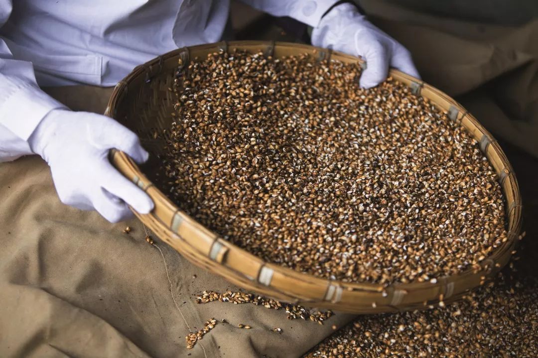 洗青稞;图2:传统水磨磨制糌粑;图3:餐桌上的酥油糌粑;图4:糌粑块制作