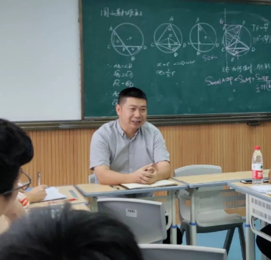 数学教研员叶茂恒老师作点评下午,数学教研员就新教