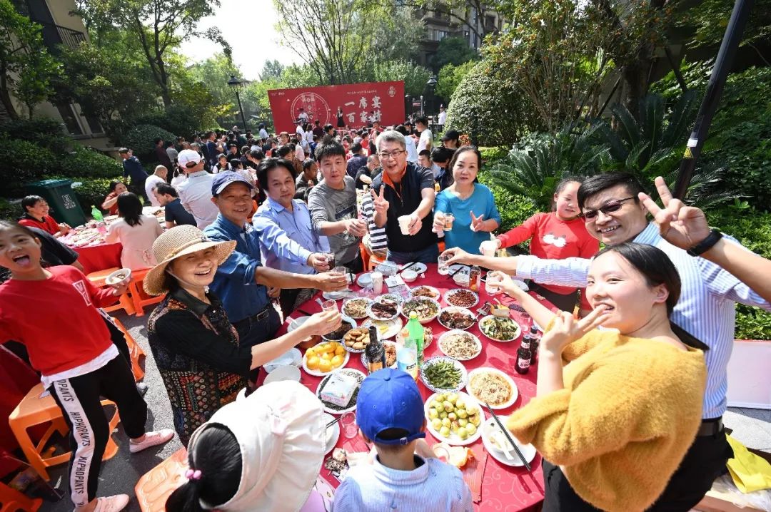 杭州这个小区太魔性,露天办酒席占满道,业主晒朋友圈炫耀!