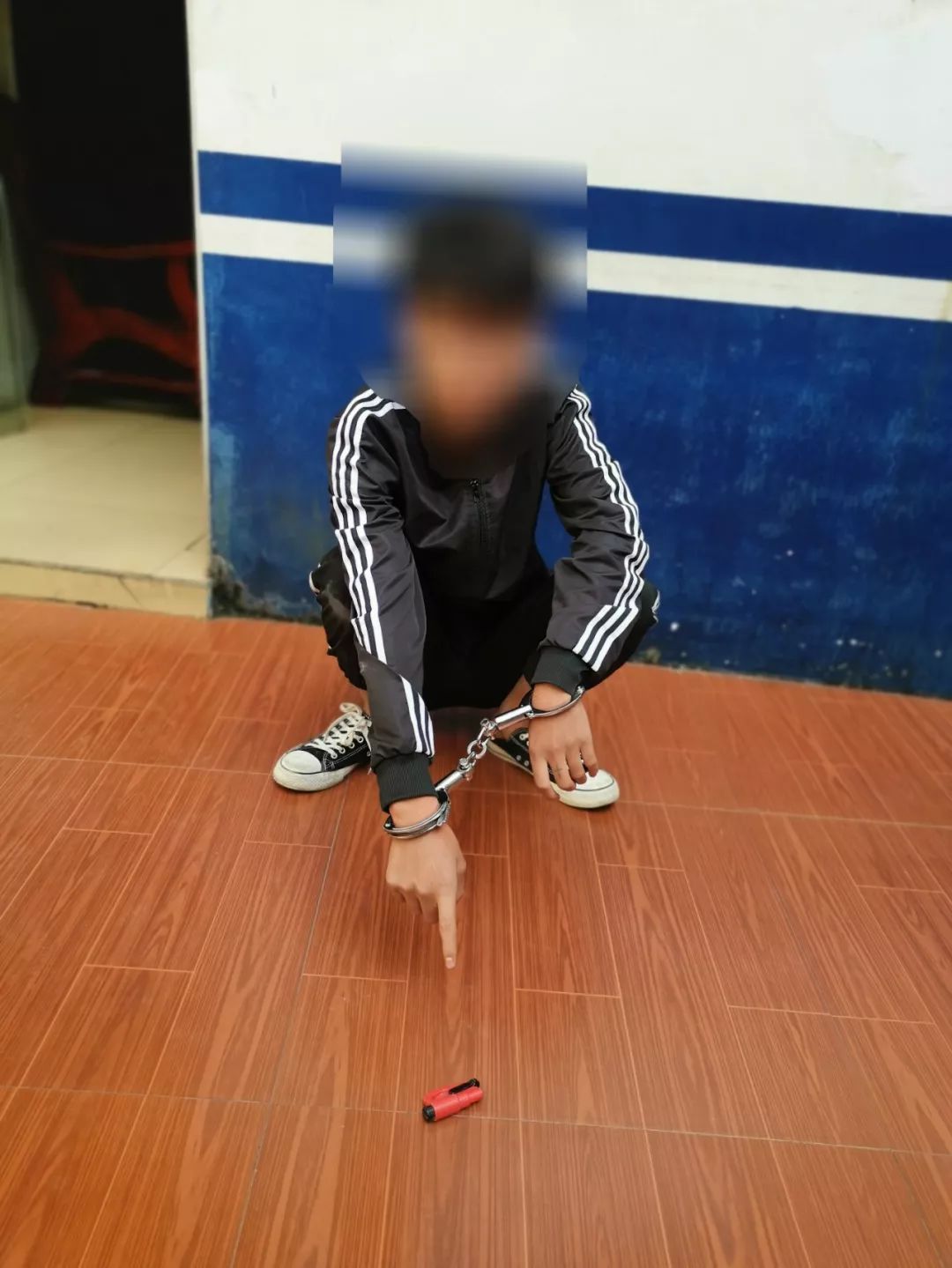 这些未成年少年在柳州砸车窗玻璃盗窃车内财物挨抓了