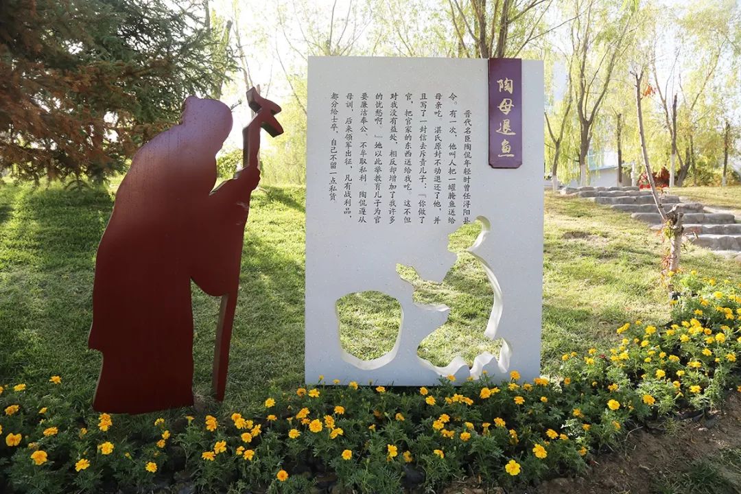 "廉坡"景观带△主题广场"爱莲说"文化墙展示△清风长廊△勤廉楷模