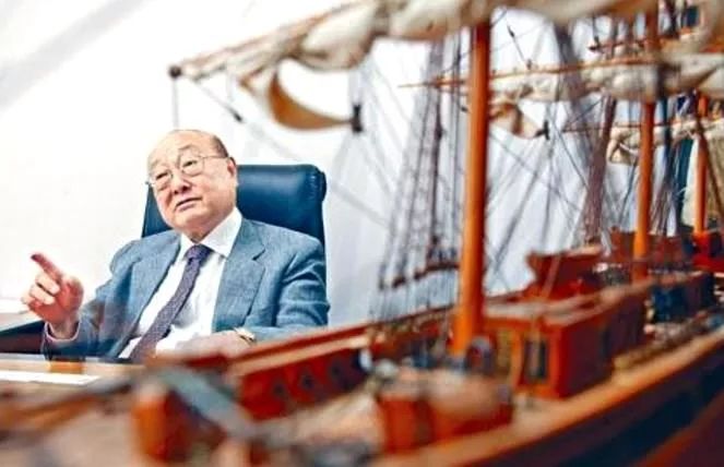 与包玉刚齐名,“香港最后一个船王”一只木浆摇出富过四代传奇 | 家族传承_曹文锦