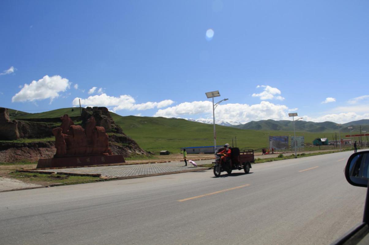 途中还路过了丝绸之路的茶马古市俄博,这是一座号称"元时筑,今遗亘尚